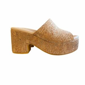 BEACH by‎ Matisse Terry Style Floral Embossed Tan Cork Platform Mules Size 6
